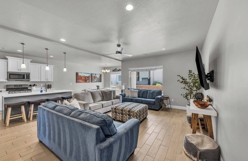 Hurricane House | Oasis Retreat - 6BR Zion Village - Lazy-River Pool