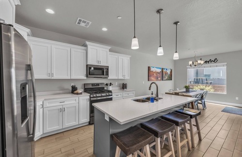 Hurricane House | Oasis Retreat - 6BR Zion Village - Lazy-River Pool