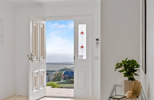 Dromana House | Oasis Views - Beautiful Holiday House , Pet Friendly just minutes from Dromana foreshore