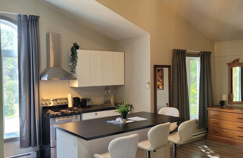 Val David Bed & Breakfast | Oberge Inn Riverside guest room in Val-David village with free parking