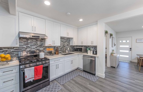 Southwest Anaheim House | Oc Gem : Cozy Haven Minutes to Disneyland and Socal Gems