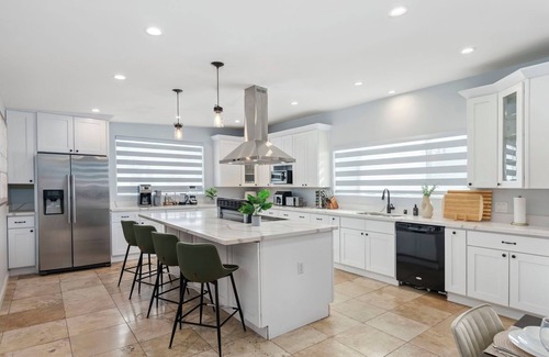Fullerton House | OC LUXE l 5 Bed 3 Bath lDisney l Hot Tub l Games