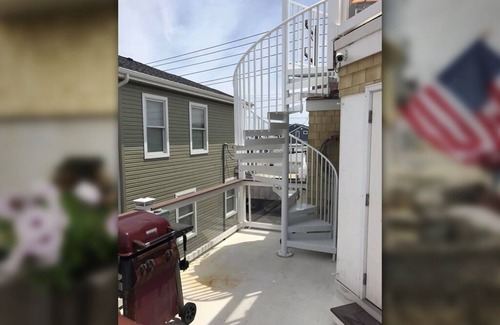 North Beach Haven Apartment | Ocean and Bay views, 3 upper decks, recently renovated, close to ACME.