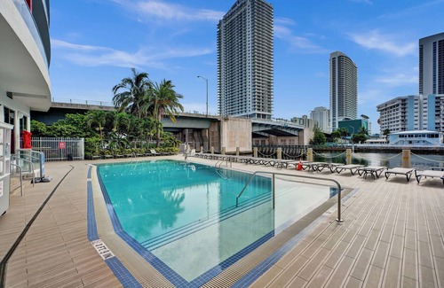 Hallandale Beach Apartment | Ocean and Canal View Condo Resort Hallandale 1006