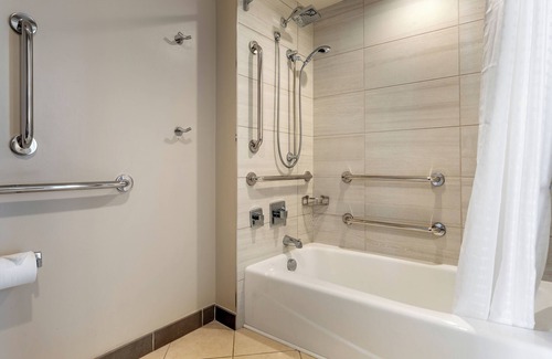 Northeast Virginia Beach Resort | Ocean Beach Club Virginia Beach - 1 BEDROOM OCEAN VIEW ACCESS HEARING/TUB