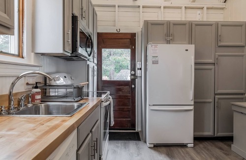 Ocean Park Cottage | Ocean/beachfront cottage, located at the end of a dead-end street on the beach with lots of privacy