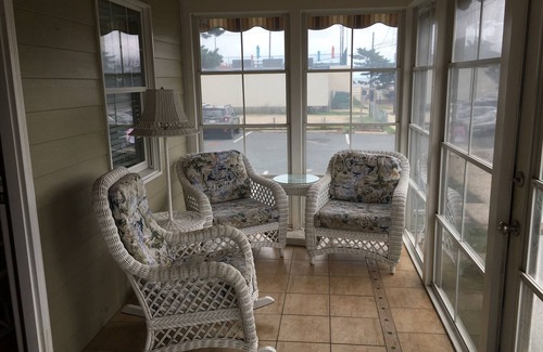 South Rehoboth Cottage | Ocean Block Beach Cottage - 7 Delaware Ave - Downtown Rehoboth