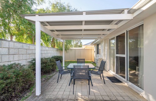 Broadwater House | Ocean Blue Bungalow – Easy Beach Stay in Busselton