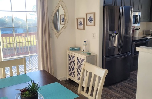Brookings House | Ocean Blue View with apartment. A 4 bedroom home with AC, WiFi in Brookings, OR