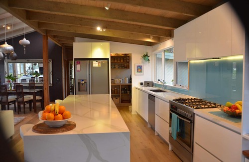 Mount Martha House | Ocean Breeze - 1/2 Acre Family Getaway. Suit family with kids & pet.