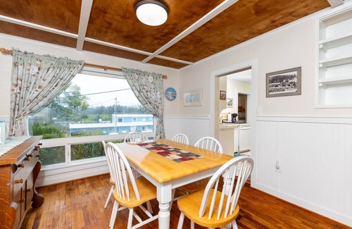Depoe Bay House | “Ocean Breeze Cottage” in Walkable Depoe Bay