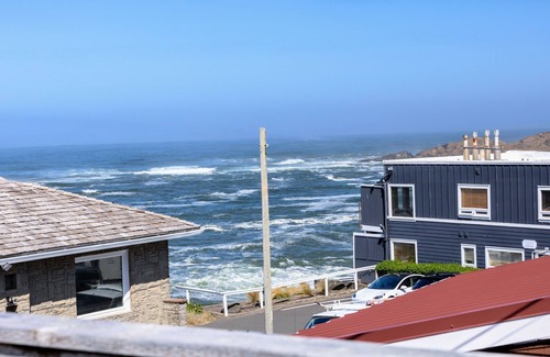 Depoe Bay House | “Ocean Breeze Cottage” in Walkable Depoe Bay