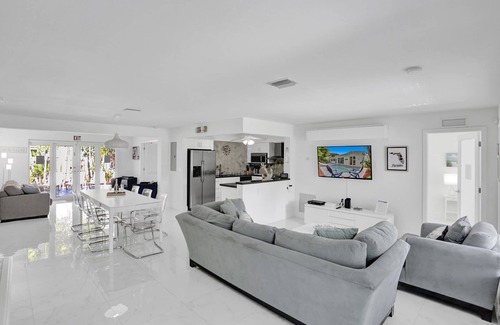 Hollywood Lakes House | Ocean Breeze Home 5Bdr/3Bath for 12 guests - HEATED POOL - 5 Minutes to Beach