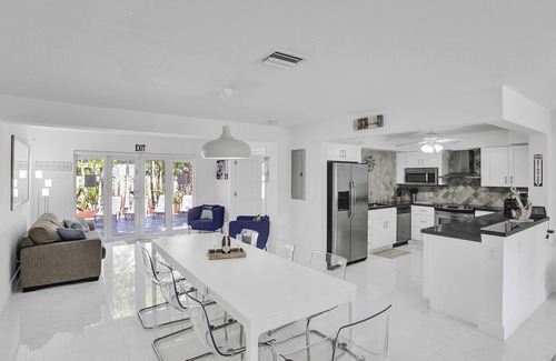 Hollywood Lakes House | Ocean Breeze Home 5Bdr/3Bath for 12 guests - HEATED POOL - 5 Minutes to Beach