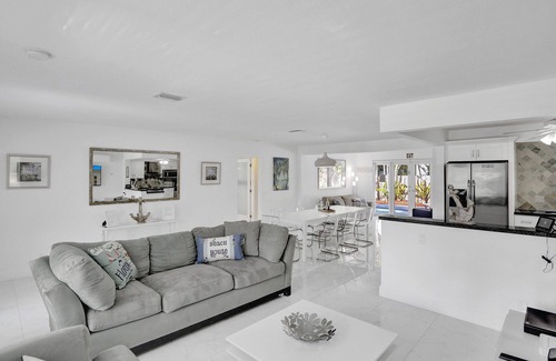 Hollywood Lakes House | Ocean Breeze Home 5Bdr/3Bath for 12 guests - HEATED POOL - 5 Minutes to Beach