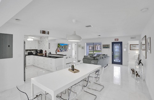 Hollywood Lakes House | Ocean Breeze Home 5Bdr/3Bath for 12 guests - HEATED POOL - 5 Minutes to Beach