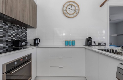 Inverloch House | Ocean Breeze in Broadbeach - Linen, heated pool, Free EV Charger