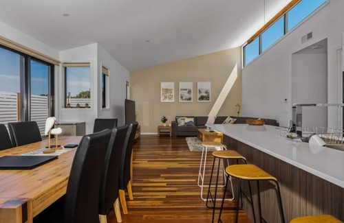 Inverloch House | Ocean Breeze in Broadbeach - Linen, heated pool, Free EV Charger