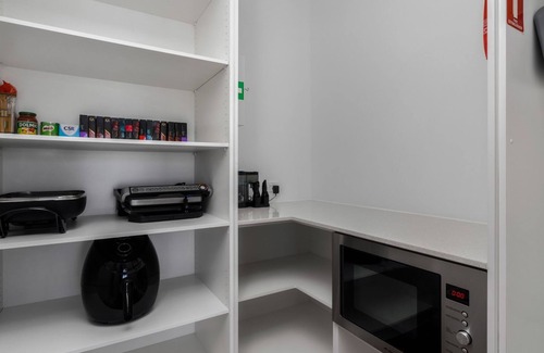 Inverloch House | Ocean Breeze in Broadbeach - Linen, heated pool, Free EV Charger