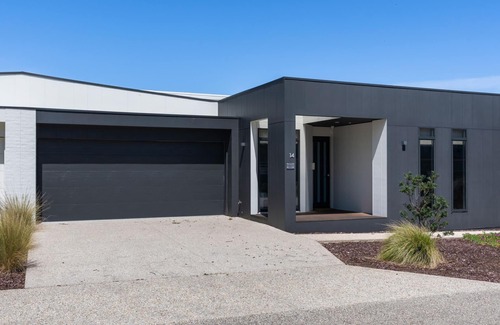 Inverloch House | Ocean Breeze in Broadbeach - Linen, heated pool, Free EV Charger