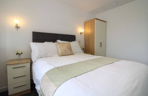 Holywell Cottage | Ocean Breeze is a cosy apartment just a stone’s throw from the wonderful beach at Holywell Bay.