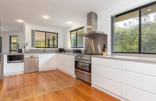 Boomerang Beach House | Ocean Breeze on Cooper - Stylish coastal beach house 5min walk to Boomerang Beach