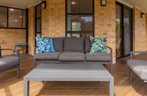 Boomerang Beach House | Ocean Breeze on Cooper - Stylish coastal beach house 5min walk to Boomerang Beach