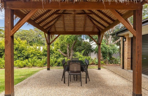 Boomerang Beach House | Ocean Breeze on Cooper - Stylish coastal beach house 5min walk to Boomerang Beach