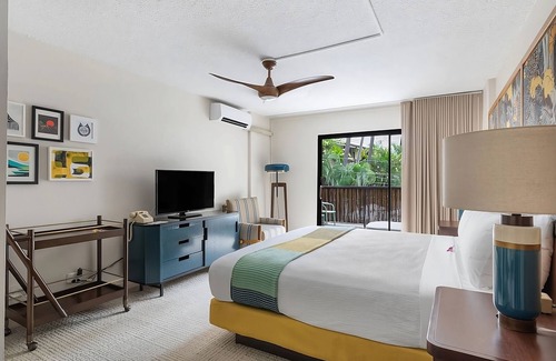 Waikiki Hotel | Ocean Breeze Retreat with Surfing Spots Nearby! Relaxing Rooms w/Lanai | Pool
