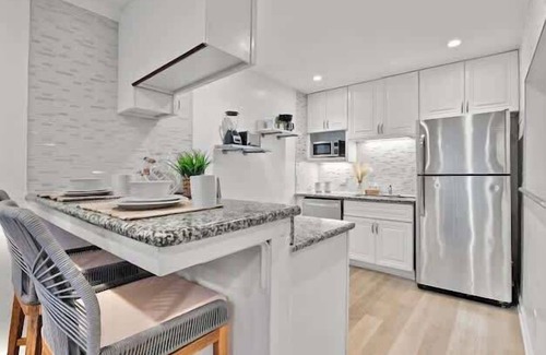 South Mission Beach Apartment | Ocean Breeze Rooftop Deck Condo Sleeps 10