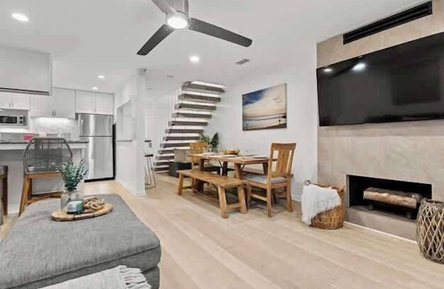South Mission Beach Apartment | Ocean Breeze Rooftop Deck Condo Sleeps 10