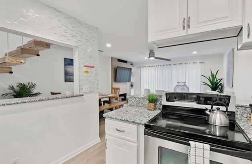 South Mission Beach Apartment | Ocean Breeze Rooftop Deck Condo Sleeps 10