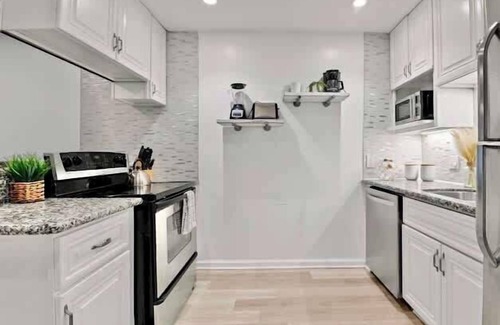 South Mission Beach Apartment | Ocean Breeze Rooftop Deck Condo Sleeps 10