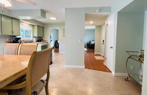 Valinda House | Ocean Breeze with Mountain View