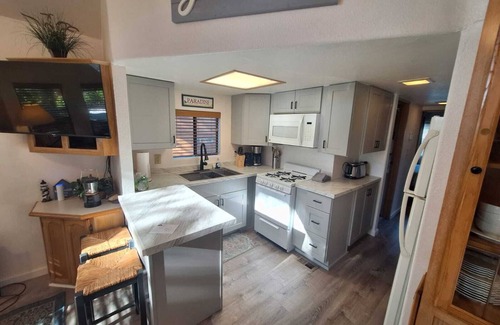 Smith River Cabin | Ocean Cabin 19 with Jacuzzi and Spacious Deck w/Seating (Private Beach Owned by White Rock Resort)
