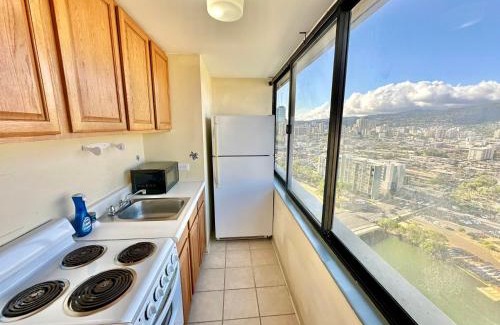 Waikiki Apartment | Ocean Canal Mountain View Steps from Waikiki Beach 6person