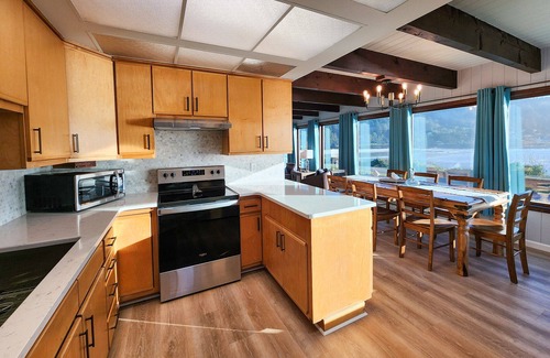 Yachats House | Ocean Front 5 BR Home! Yachats, Walk to Everything! Dog Friendly!