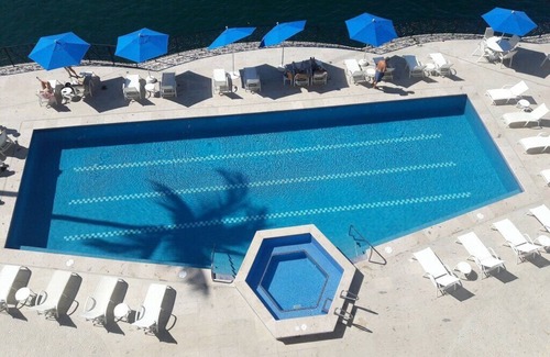 South Shore Hotel Area Condo | Ocean Front Condo- Beach access - Sunset Views-Swimming Pools- Jacuzzi-