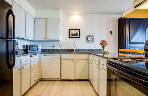 Newport Condo | Ocean Front Condo! Nye Beach! Walk to Everything!