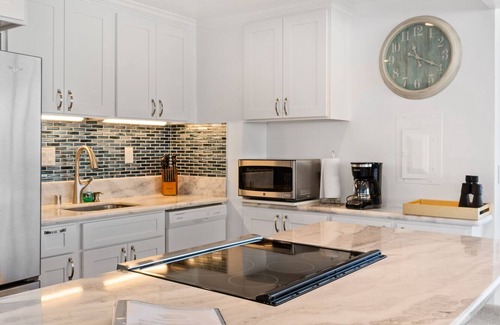 Waikiki Condo | Ocean Front Condo with Endless Sunset Views