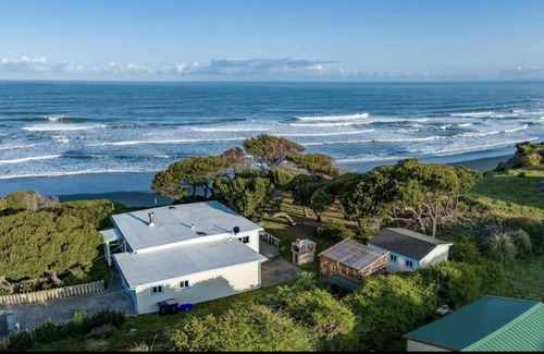 Gold Beach Cottage | Ocean Front Cottage w/hot tub- >1mi to beach & trails