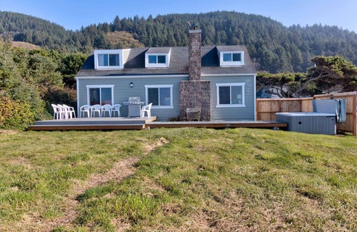 Yachats House | Ocean Front Home On A Quiet Beach Near Yachats! Hot tub!