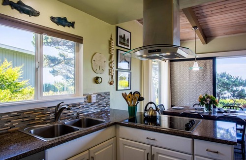 Seal Rock House | Ocean Front! Hot Tub! Dog Friendly!