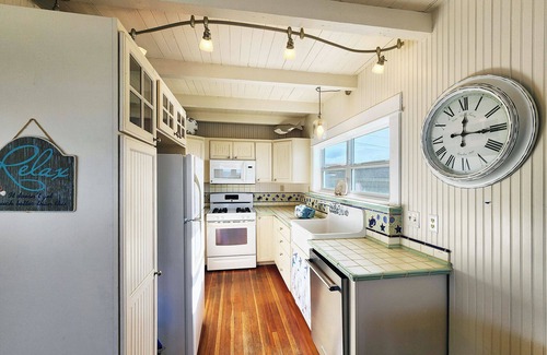 Newport House | Ocean Front Nye Beach House! Hot Tub! Dog Friendly!