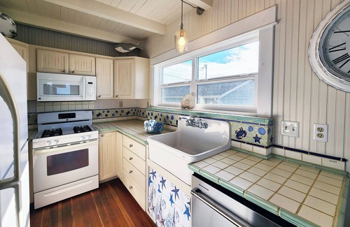 Newport House | Ocean Front Nye Beach House! Hot Tub! Dog Friendly!