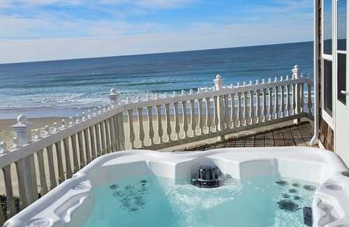 Newport House | Ocean Front Nye Beach House! Hot Tub! Dog Friendly!