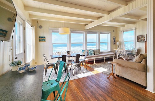 Newport House | Ocean Front Nye Beach House! Hot Tub! Dog Friendly!