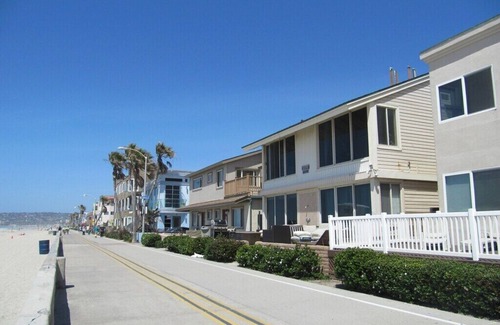 Central Mission Beach Condo | Ocean Front On Sand: Beach Level Patio/BBQ/Firepit/AC/2BR/2BA/Parking