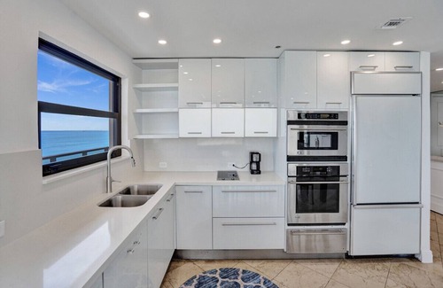 La Gorce Apartment | Ocean Front Penthouse 2BD/2 Balconies PH-2