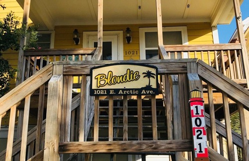 Folly Beach House | OCEAN FRONT Perfect for Family Groups! FRONT BEACH Screened Porch Huge Deck